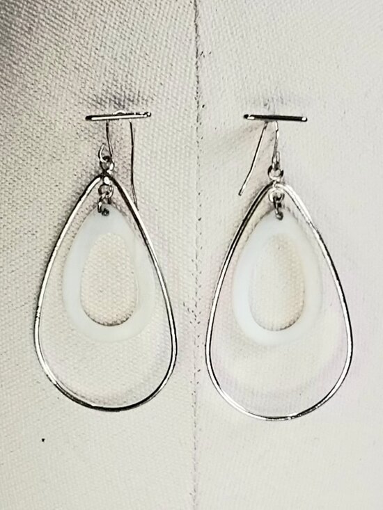 Mother of Pearl Jewelry - Vintage & Beautiful Pair of Dangle Earings Quality Costume Jewelry!!